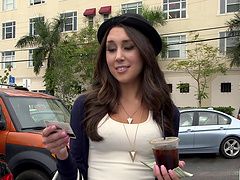 Замужняя согласилась за деньги отсосать в машине